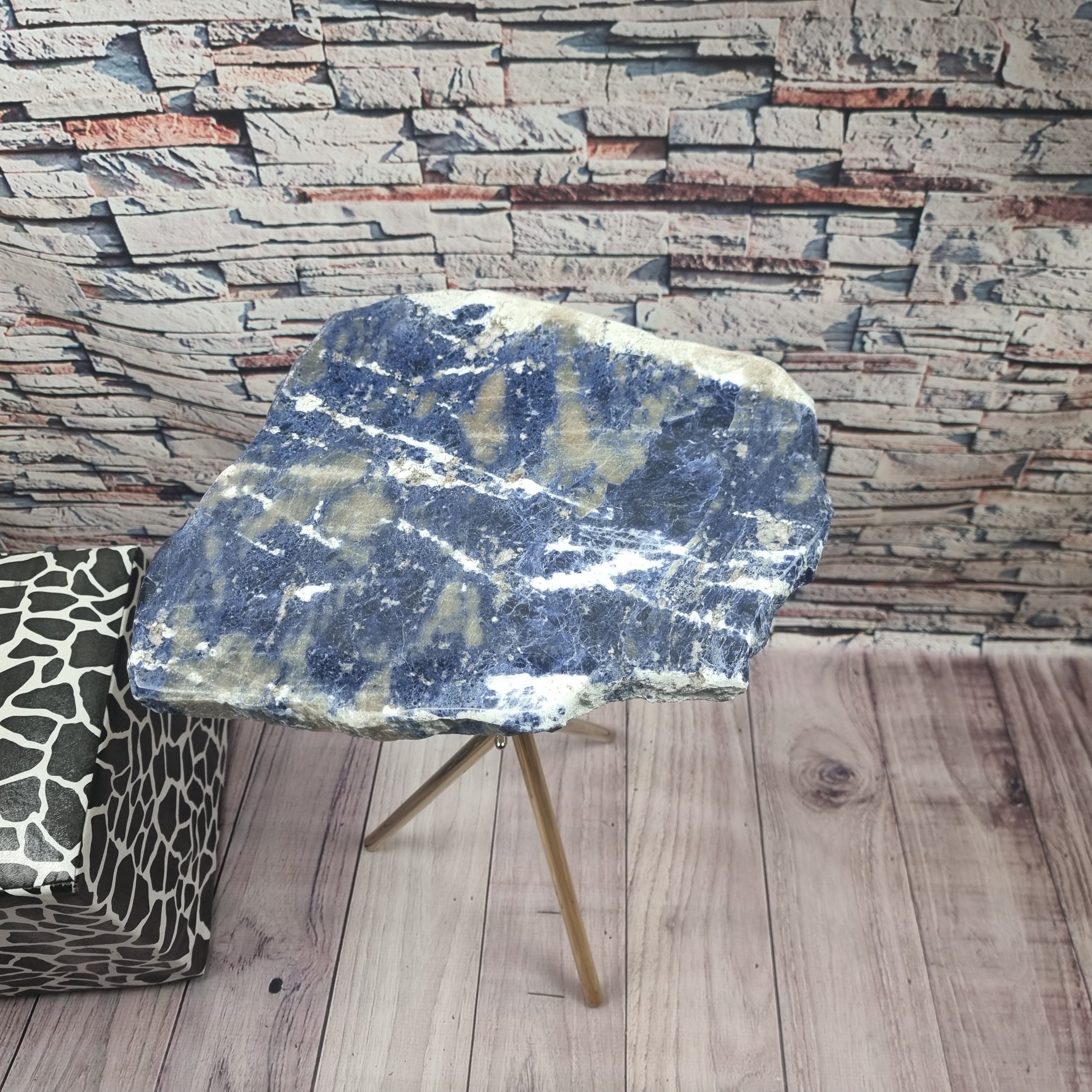 Mesa auxiliar de piedra sodalita con base dorada de 60 cm de alto, peso total 5 kg