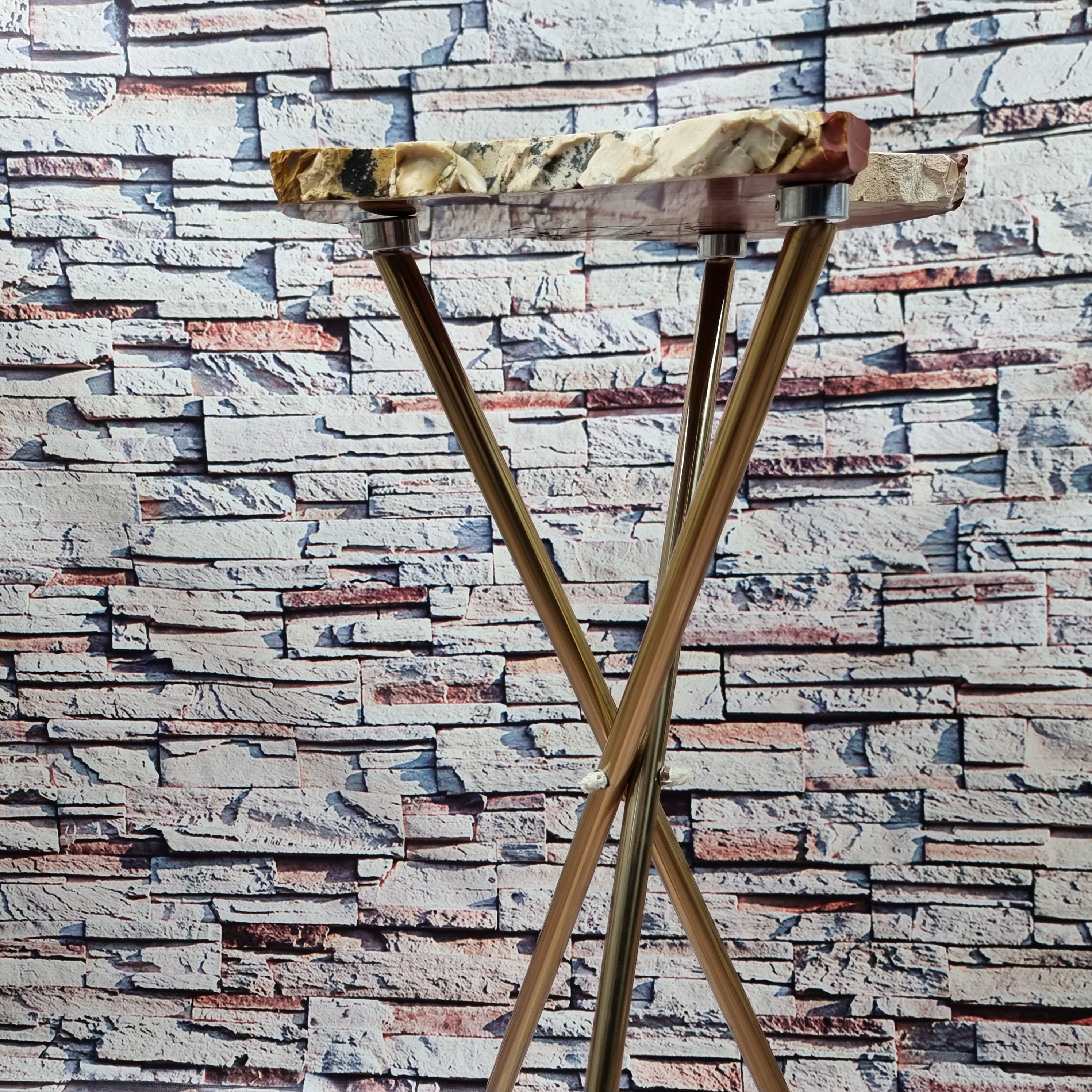 Mesa auxiliar Mokaita Stone con base dorada de 60 cm de alto y peso total 5 kg