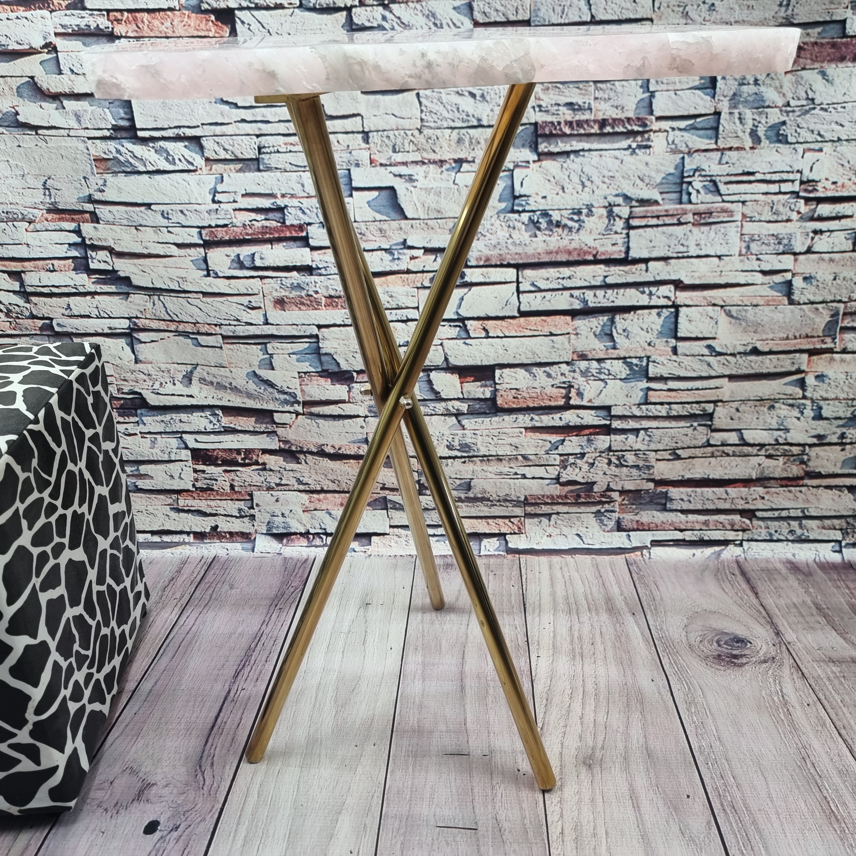 Mesa Lateral de CUARZO ROSA sin Baño | Base Trípode Negra | Altura de 60 cm - Pieza Artesanal BR Crystals