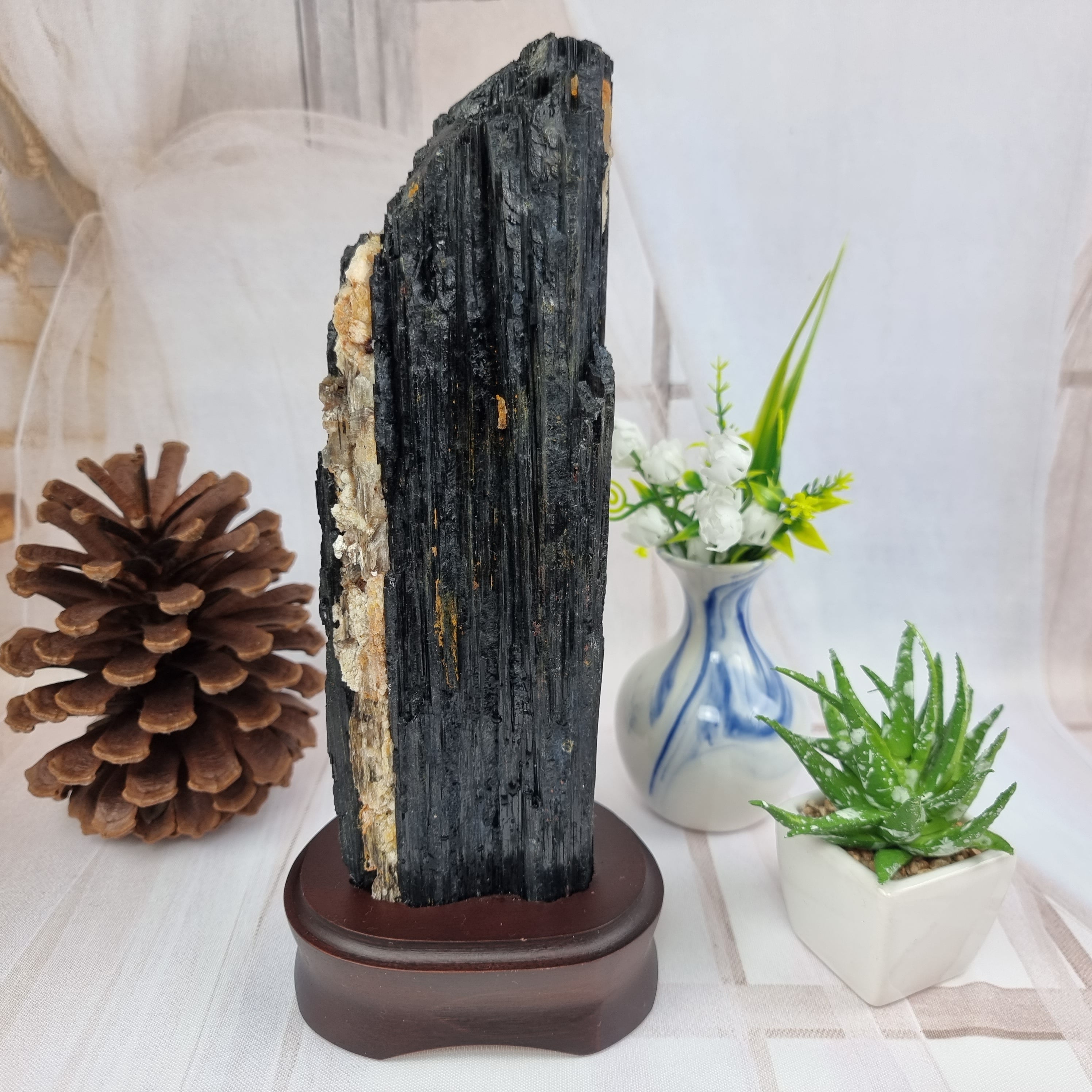 Turmalina Negra Druza Pedra da Sorte  com base de madeira altura 20 cm Peso 1,50 kg